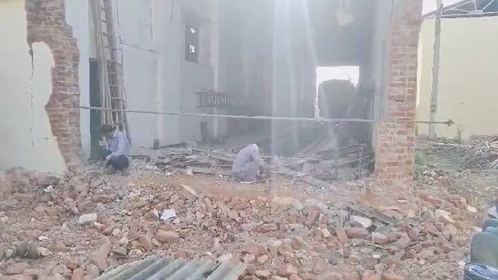 रेल्वे इंजिन गोंदिया येथील 'टॉवर वॅगन शेडमध्ये' जात असताना भिंतीला धडकल्याने भींत कोसळून इंजिन बाहेर आल्याची दुर्घटना घडली आहे.