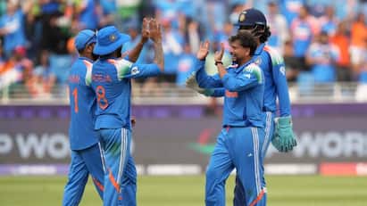 Champions Trophy 2025:  પાકિસ્તાન સામેની મેચ દરમિયાન રોહિત શર્માને સ્નાયુઓમાં ખેંચાણનો સામનો કરવો પડ્યો હતો. ન્યૂઝીલેન્ડ સામે તેને આરામ આપવામાં આવી શકે છે.
