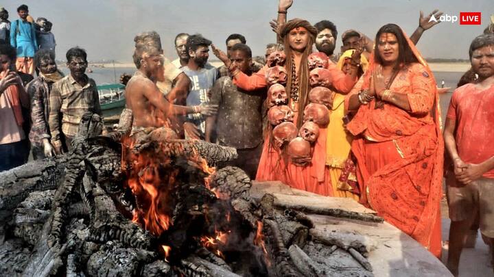 रंगभरी एकादशी के दिन शिवजी ने अपने गणों के साथ गुलाल से होली खेली लेकिन भूत-प्रेत, यक्ष, गंधर्व और प्रेत के साथ नहीं खेली इसीलिए रंगभरी एकादशी के दूसरे दिन मसाने की होली खेली जाती है.