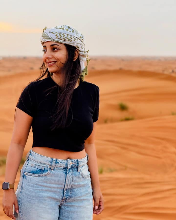 सायलीने तिच्या दुबई सफरीचे काही फोटो शेअर केलेत ज्यात ती रेगिस्तान मध्ये दिसत आहे.