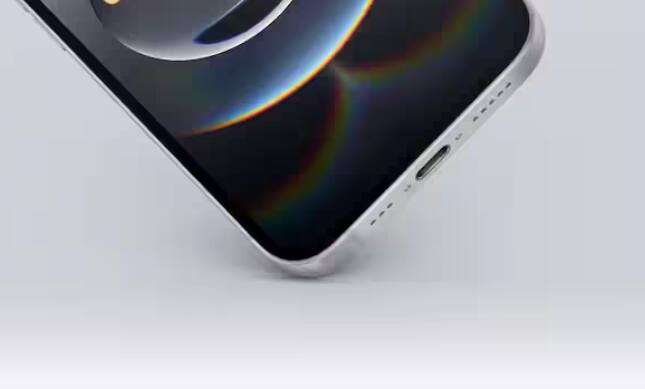 iPhone 16e ਤਿੰਨ ਸਟੋਰੇਜ ਵੇਰੀਐਂਟ ਵਿੱਚ ਉਪਲਬਧ ਹੈ। ਕੰਪਨੀ ਨੇ ਫੋਨ ਦੇ 128GB ਵੇਰੀਐਂਟ ਦੀ ਕੀਮਤ 59,900 ਰੁਪਏ, 256GB ਵੇਰੀਐਂਟ ਦੀ ਕੀਮਤ 69,900 ਰੁਪਏ ਅਤੇ 512GB ਵੇਰੀਐਂਟ ਦੀ ਕੀਮਤ 89,900 ਰੁਪਏ ਰੱਖੀ ਹੈ।