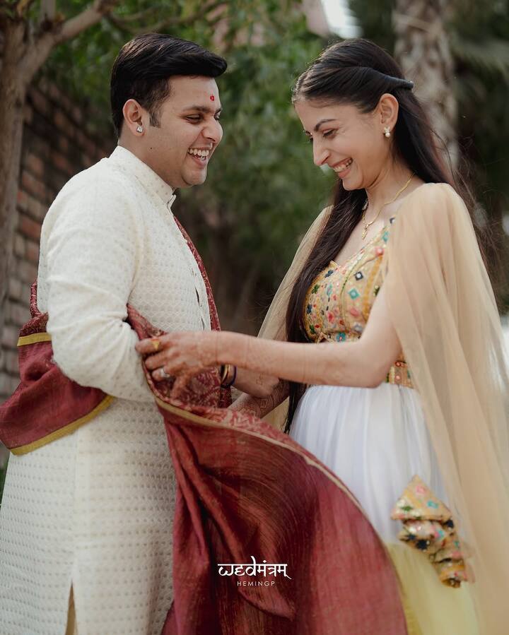 अपनी हल्दी सेरेमनी के लिए देव जोशी ने रॉयल लुक चुना था. व्हाइट कुर्ता, गोल्डन धोती के साथ वे मरून कलर की शॉल ओढ़े दिखाई दिए.