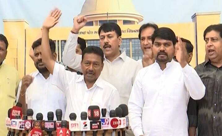 Congress MLA Walk Out from the Gujarat Vidhansabha Season over the issue of Tribal Scholarship કોંગ્રેસનું વૉકઆઉટઃ આદિવાસીઓની પૉસ્ટ મેટ્રિક શિષ્યવૃત્તિ મદ્દે હોબાળા સાથે કોંગ્રેસના ધારાસભ્યો ગૃહમાંથી નીકળી ગ્યાં બહાર