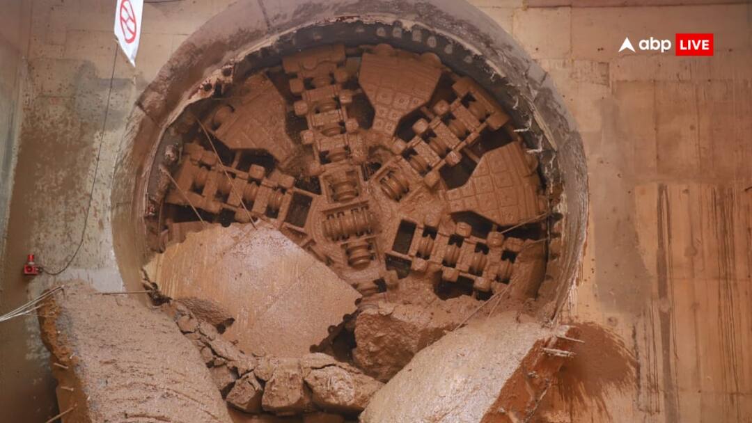 DMRC phase 4 construction of tunnel between Chhatarpur mandir and Ignou metro station completed ANN दिल्ली मेट्रो को बड़ी सफलता, छतरपुर-इग्नू के बीच 97 मीटर की सुरंग का निर्माण किया पूरा