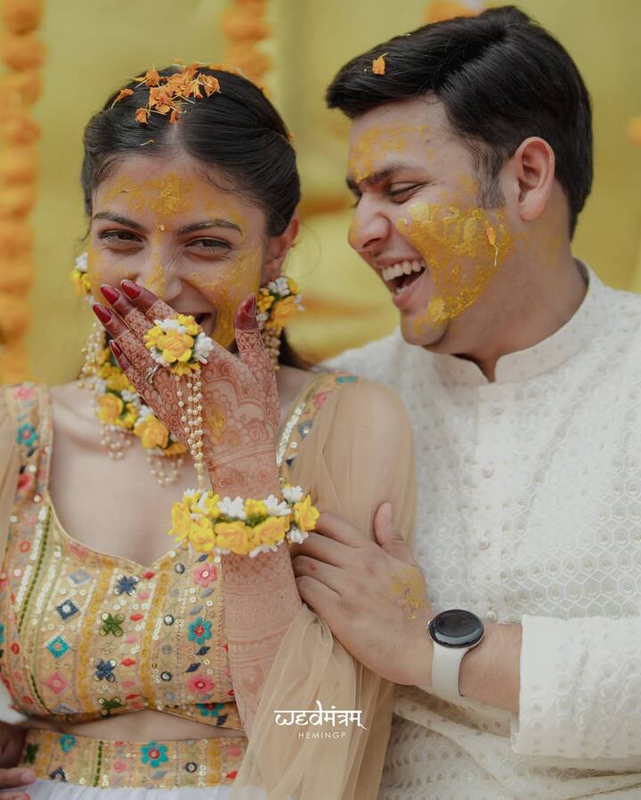 लवकरच त्याचे लग्न होणार असून त्यासाठीच्या वेगवेगळ्या विधी आणि कार्यक्रमाला सुरुवात झाली आहे. या कार्यक्रमांचे फोटो खुद्द देव जोशी यानेच आपल्या इन्स्टाग्राम खात्यावर शेअर केले आहेत.