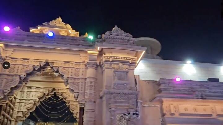 महाशिवरात्रि के त्योहार को लेकर काशी विश्वनाथ मंदिर को दुल्हन की तरह सजाया गया है. चारों तरफ रंग बिरंगी लाइट्स लगाई गईं हैं.