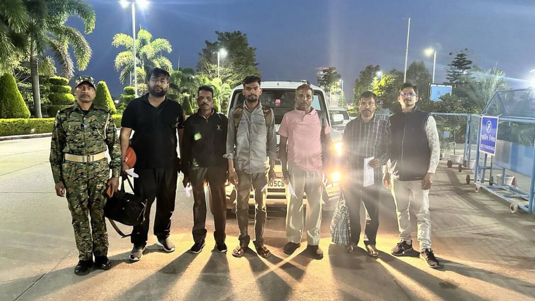 सुरंग हादसा: झारखंड के मजदूरों के परिजनों को लेकर तेलंगाना गए अधिकारी, CM सोरेन ले रहे पल-पल का अपडेट Srisailam Left Bank Canal Jharkhand Officials went to Telangana with workers families CM Hemant Soren taking updates सुरंग हादसा: झारखंड के मजदूरों के परिजनों को लेकर तेलंगाना गए अधिकारी, CM सोरेन ले रहे पल-पल का अपडेट