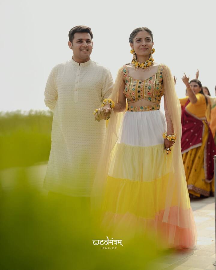 हळद समारंभासाठी देव जोशीने एकदम आकर्षक कपडे परिधान केले आहेत. या कपड्यांत तो एखाद्या राजकुमारासारखाच दिसतोय.