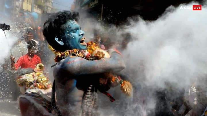 साधु-अघोरी मणिकर्निका घाट पर बाबा विश्वनाथ के साथ भस्म की होली खेलते हैं. इस साल 11 मार्च 2025 को बनारस में मसाने की होली खेली जाएगी. सबसे खास बात ये है महाकुंभ के बाद इस बार नागा साधु भी इस होली में शामिल होने काशी पहुंच रहे हैं.