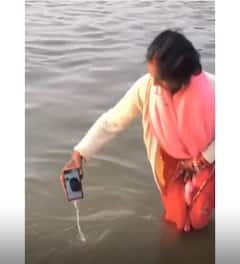 Maha Kumbh 2025: महाकुंभमेळ्यात नवऱ्याला यायला जमलं नाही, बायकोनं व्हिडिओ कॉलवर दर्शन घडवलं, पण चक्क फोनच..