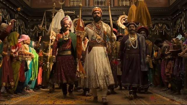 विक्की कौशलनं आपल्या मेहनतीच्या आणि अभिनयाच्या जोरावर छत्रपती संभाजी महाराजांची भूमिका रुपेरी पडद्यावर जिवंत केली. आज अख्ख्या देश शंभू राजेंच्या रुपाय विक्की कौशलला पाहतोय, असं म्हटलं तरी वावगं ठरणार नाही.