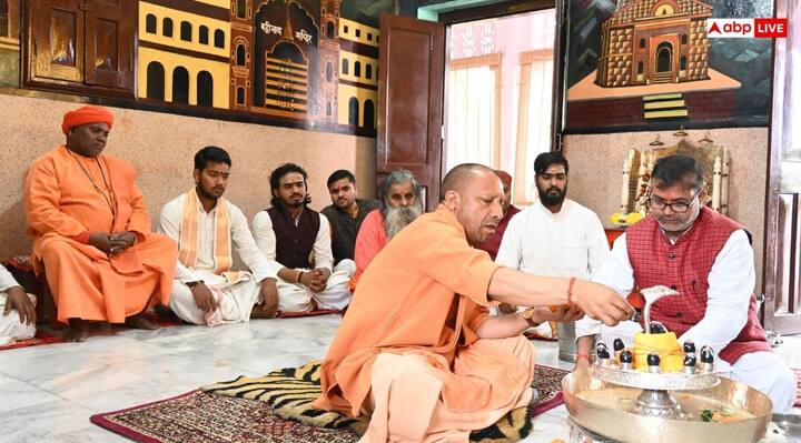 महाशिवरात्रि पर विशेष उपासना के क्रम में बुधवार सुबह मुख्यमंत्री ने शक्ति मंदिर में भगवान भोले शंकर का गोदुग्ध से रुद्राभिषेक किया. मठ के पुरोहित एवं वेदपाठी ब्राह्मणों ने शुक्ल यजुर्वेद संहिता के रुद्राष्टाध्यायी के महामंत्रों द्वारा रुद्राभिषेक का अनुष्ठान पूर्ण कराया.