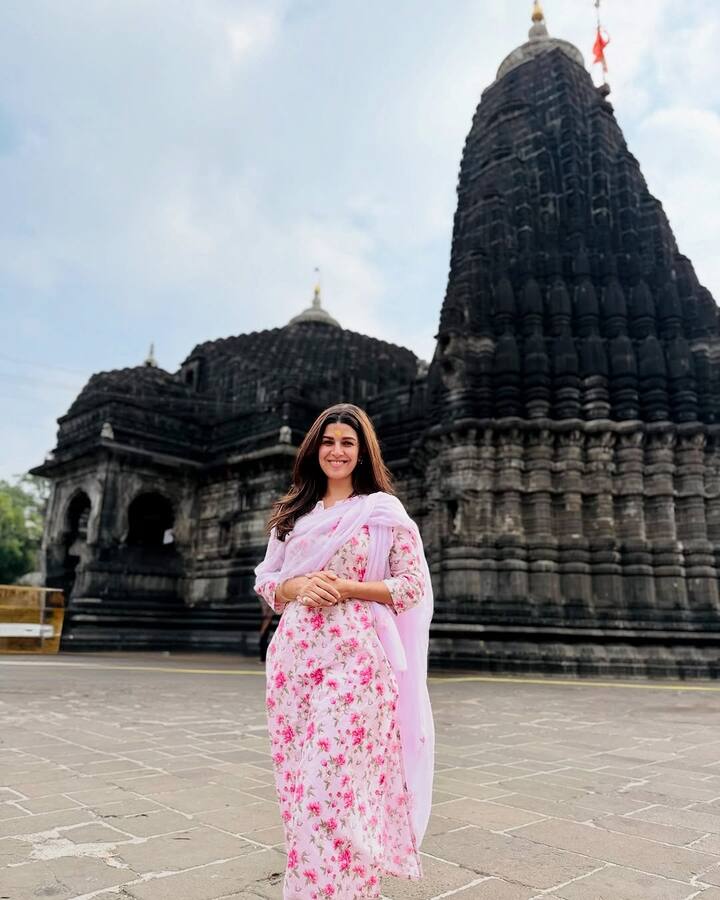 Nimrat Kaur visited the revered Trimbakeshwar Shiva Temple in Nashik, Maharashtra, seeking divine blessings. (Image: Instagram/@nimratofficial)