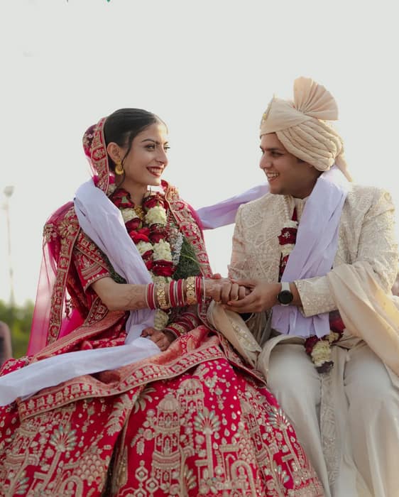 देव जोशी ने जहां व्हाइट कलर की शेरवानी पहनी है. वहीं आरती रेड लहंगे में खूबसूरत लगीं.
