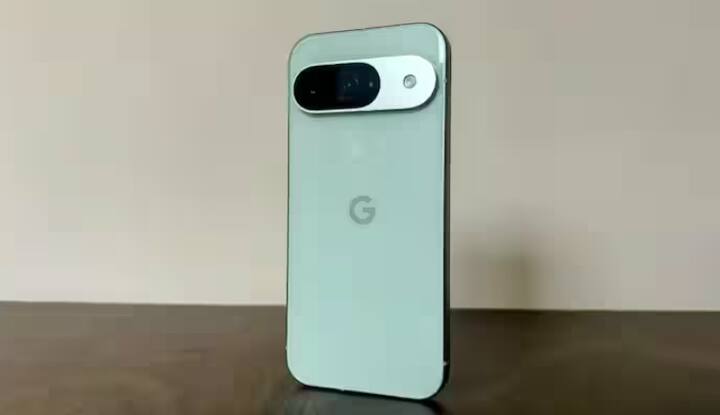 Google Pixel 9a: ਗੂਗਲ ਜਲਦੀ ਹੀ ਆਪਣੀ ਅਗਲੀ ਮਿਡ-ਰੇਂਜ ਸਮਾਰਟਫੋਨ ਸੀਰੀਜ਼ Pixel 9a ਲਾਂਚ ਕਰਨ ਦੀ ਤਿਆਰੀ ਕਰ ਰਿਹਾ ਹੈ। ਰਿਪੋਰਟਾਂ ਦੇ ਅਨੁਸਾਰ, ਇਹ ਫੋਨ ਇਸ ਦੇ ਪਿਛਲੇ ਮਾਡਲ Pixel 8a ਦੇ ਸਮਾਨ ਕੀਮਤ 'ਤੇ ਲਾਂਚ ਕੀਤਾ ਜਾ ਸਕਦਾ ਹੈ।