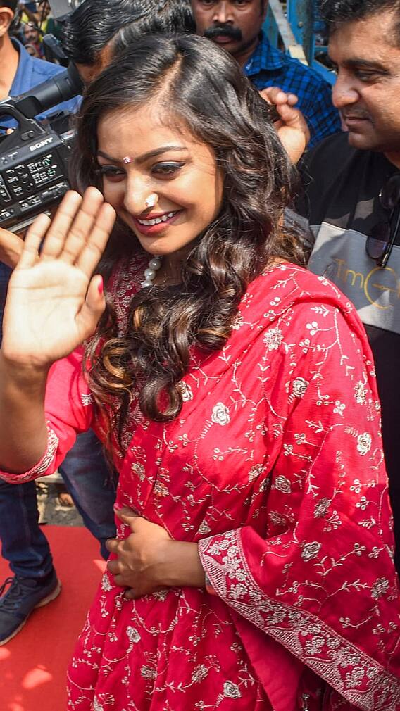 महाकुंभ की वायरल गर्ल मोनालीसा अब क्या करती हैं?