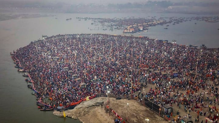 உத்தரபிரதேச மாநிலம் பிரயாக்ராஜில் 12 ஆண்டுகளுக்கு ஒருமுறை , மகா கும்பமேளா பிரமாண்டமாக நடைபெறுவது வழக்கம். இந்த ஆன்மீக கொண்டாட்ட நிகழ்வில் துறவிகள், ஆண்கள் , பெண்கள், குழந்தைகள், பண்டிதர்கள் மற்றும் பலர் குவிகின்றனர். கடந்த ஜனவரி 13 ஆம் தேதி, பிரயாக்ராஜில் தொடங்கிய மகா கும்பமேளா, பிப்ரவரி 26 புதன்கிழமை நிறைவடைந்தது.