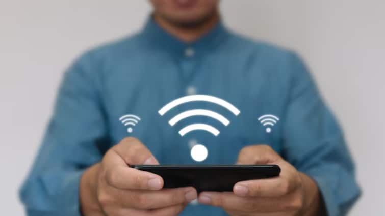 keeping mobile internet turns off for long time can slow cognitive ageing and enhance focus says research अपने फोन में बंद कर दें ये सेटिंग, मूड रहेगा अच्छा, दिमाग हो जाएगा 10 साल जवान