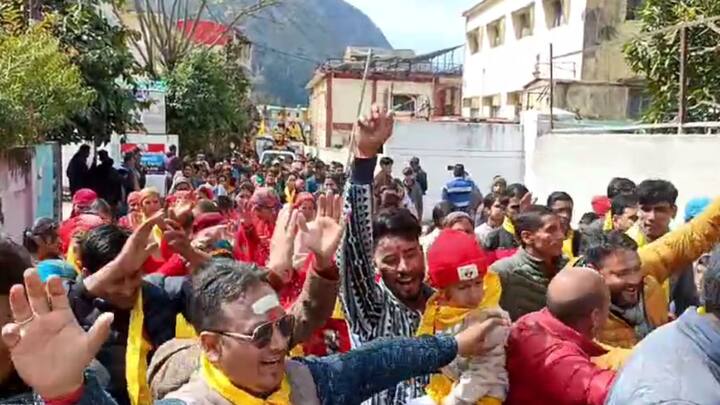 शिव की बारात और काशी विश्वनाथ मंदिर के ध्वज की शोभा यात्रा निकाली गई. नगर के मुख्य मार्गों पर स्थानीय संस्कृति एवं शिव के प्रति आस्था का अनूठा संगम देखने को मिला.