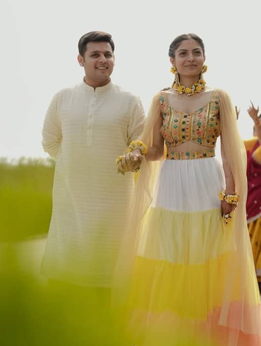 आरती ने अपना ब्राइडल लुक रेड लहंगे और बन से कंप्लीट किया. उन्होंने अपने इस लुक को बहुत सोबर रखा. नो मेकअप लुक और चेहरे की स्माइल में वो जंच रही हैं.