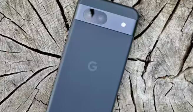 ਜੇਕਰ Google ਆਪਣੀ ਪਿਛਲੀ ਪ੍ਰਾਈਸਿੰਗ ਸਟ੍ਰੈਟੇਜੀ ਬਣਾਈ ਰੱਖਦਾ ਹੈ, ਤਾਂ Pixel 9a ਦਾ 128GB ਵੇਰੀਐਂਟ 52,999 ਰੁਪਏ ਅਤੇ 256GB ਵੇਰੀਐਂਟ 64,000 ਰੁਪਏ ਵਿੱਚ ਆ ਸਕਦਾ ਹੈ। ਦੋਵਾਂ ਸਟੋਰੇਜ ਮਾਡਲਾਂ ਵਿੱਚ 10,000 ਰੁਪਏ ਤੋਂ ਵੱਧ ਦਾ ਫਰਕ ਹੋ ਸਕਦਾ ਹੈ।