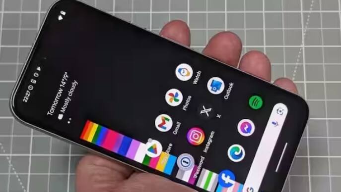 ਵੀਡੀਓ ਵਿੱਚ ਦਿਖਾਏ ਗਏ ਫੋਨ ਦੇ ਪਿਛਲੇ ਪੈਨਲ 'ਤੇ ਮੈਟ ਫਿਨਿਸ਼ ਦੇ ਨਾਲ ਸੈਂਟਰ ਵਿੱਚ ਗੂਗਲ ਦਾ ਲੋਗੋ ਦਿੱਤਾ ਗਿਆ ਹੈ। ਇਸ ਦਾ ਕੈਮਰਾ ਮੋਡੀਊਲ ਬਾਡੀ ਵਿੱਚ ਹੀ ਇੰਟੀਗ੍ਰੇਟ ਦਿੱਤਾ ਗਿਆ ਹੈ, ਜਿਸ ਕਾਰਨ ਇਹ ਪਿਛਲੇ Pixel ਫੋਨਾਂ ਤੋਂ ਵੱਖਰਾ ਦਿਖਾਈ ਦਿੰਦਾ ਹੈ।