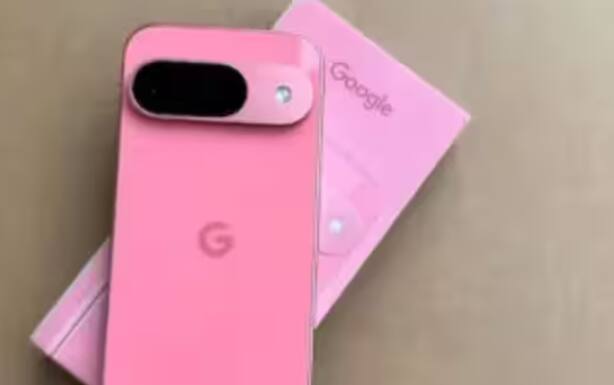 ਹਾਲ ਹੀ ਵਿੱਚ ਲੀਕ ਹੋਏ ਇੱਕ ਵੀਡੀਓ ਨੇ Pixel 9a ਦੇ ਸੰਭਾਵਿਤ ਡਿਜ਼ਾਈਨ ਦਾ ਖੁਲਾਸਾ ਕੀਤਾ ਹੈ। ਦੱਸਿਆ ਜਾ ਰਿਹਾ ਹੈ ਕਿ ਇਸ ਵਾਰ Google ਰਵਾਇਤੀ ਬਾਰ-ਸਟਾਈਲ ਕੈਮਰਾ ਮੋਡਿਊਲ ਨੂੰ ਛੱਡ ਕੇ ਇੱਕ ਸਲੀਕ ਅਤੇ ਫਲੱਸ਼-ਬੈਕ ਡਿਜ਼ਾਈਨ ਪੇਸ਼ ਕਰੇਗਾ।