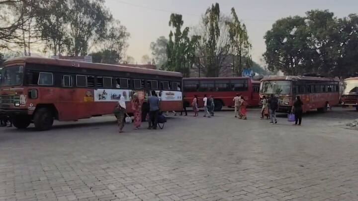 कर्नाटकच्या बसेस कोल्हापूरमध्ये येत आहेत.