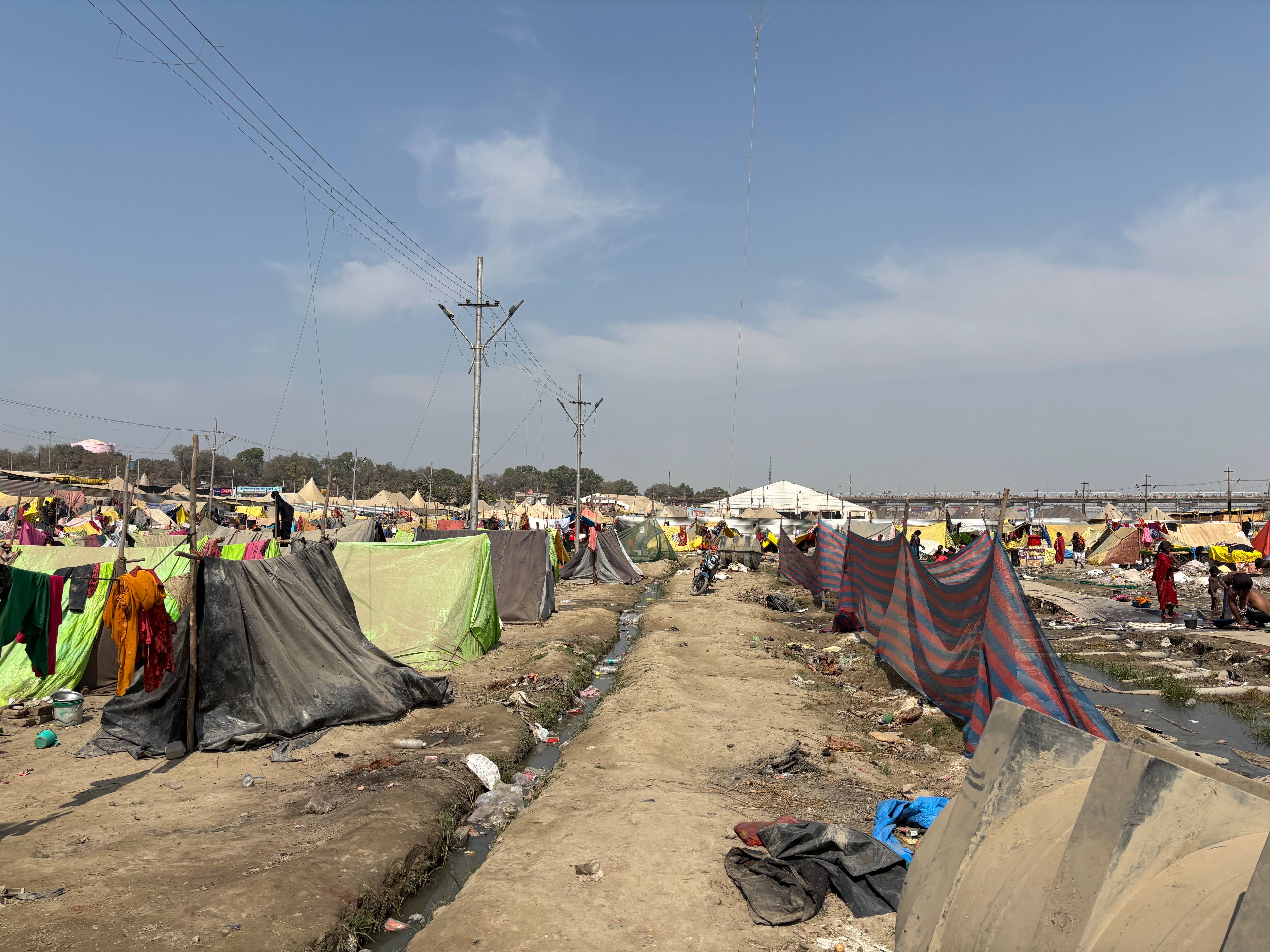 महाकुंभ में जिनकी वजह से चमक रही व्यवस्था, वह खुद गंदगी में रहने को मजबूर, सामने आईं ये तस्वीरें