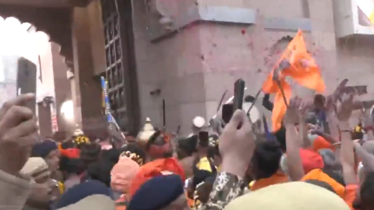 Seers Showered With Flower Petals As They Enter Kashi Vishwanath Temple On Maha Shivratri — WATCH