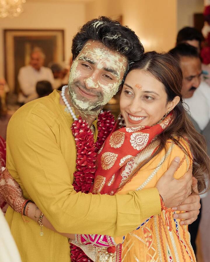 एक और फोटो में अनीसा देवर आदर को गले लगाए भी नजर आईं. इस दौरान गले में माला पहने आदर के चेहरे पर हल्दी लगी भी दिखी.