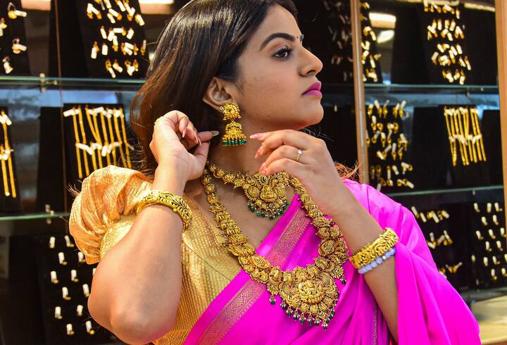 ফলে ৫ বছরের নিরিখে সোনার দাম অনেকখানি বেড়ে গিয়েছে ইকুইটির তুলনায়। তবে আগামীতেও যে এত ভাল রিটার্ন মিলবে তার নিশ্চয়তা নেই।