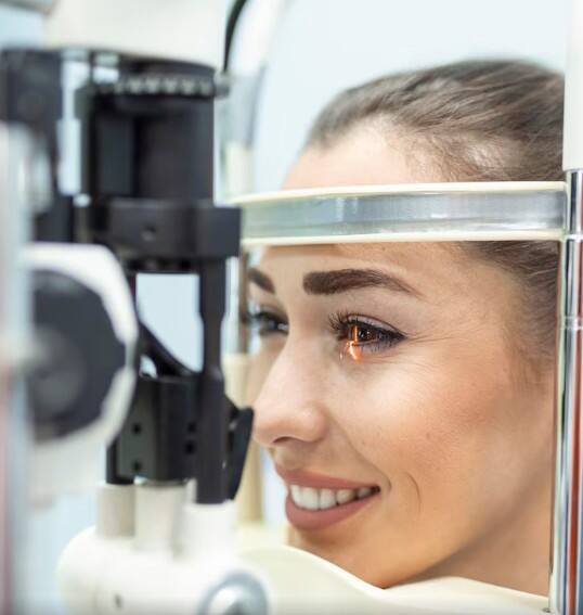 Myopia ਇੱਕ ਅਜਿਹੀ ਅੱਖਾਂ ਦੀ ਸਮੱਸਿਆ ਹੈ, ਜਿਸ ਵਿੱਚ ਦੂਰ ਦੀਆਂ ਚੀਜ਼ਾਂ ਧੁੰਦਲੀਆਂ ਦਿਖਦੀਆਂ ਹਨ, ਜਦਕਿ ਨੇੜੇ ਦੀਆਂ ਚੀਜ਼ਾਂ ਸਾਫ਼ ਦਿਖਦੀਆਂ ਹਨ। ਇਹ ਅੱਖਾਂ ਦੇ ਲੈਂਸ ਜਾਂ ਕੋਰਨੀਆ ਦੇ ਆਕਾਰ ਵਿੱਚ ਆਏ ਬਦਲਾਅ ਕਾਰਨ ਹੁੰਦਾ ਹੈ, ਜੋ ਵੇਖਣ ਦੀ ਸਮਰੱਥਾ ‘ਤੇ ਪ੍ਰਭਾਵ ਪਾਉਂਦਾ ਹੈ।