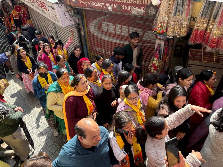 महाशिवरात्रि के मौके पर शिमला में शिव भक्तों में ख़ासा उत्साह देखने के लिए मिल रहा है. इसी तरह शिमला के शिव मंदिर के साथ अन्य मंदिरों में भी सुबह से ही भक्तों की भीड़ लगी हुई है. जगह-जगह महाशिवरात्रि का प्रसाद भी भक्तों में बांटा जा रहा है.