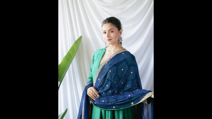 2. Emerald Green Kurta: Alia Bhatt's emerald green Anarkali kurta with intricate gota patti embroidery along the sleeve hems is the perfect choice for Mahashivratri celebrations. To create a contrasting look, the actress paired her traditional attire with a blue dupatta that had elegant detailing and morari work. The actress's outfit radiated a regal charm. (Image Source: Twitter/@VOGUEIndia)