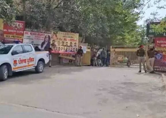 Corrupt police officers were dismissed and then protested Punjab News: ਭ੍ਰਿਸ਼ਟਾਚਾਰੀ ਪੁਲਿਸ ਮੁਲਾਜ਼ਮਾਂ ਨੂੰ ਕੀਤਾ ਬਰਖ਼ਾਸਤ ਤਾਂ ਕੱਢਿਆ ਰੋਸ ਪ੍ਰਦਰਸ਼ਨ, ਕਿਹਾ- ਮੁੜ ਬਹਾਲੀ ਨਾ ਕੀਤੀ ਤਾਂ ਕਰਾਂਗੇ CM ਤੇ DGP ਦਾ ਘਿਰਾਓ