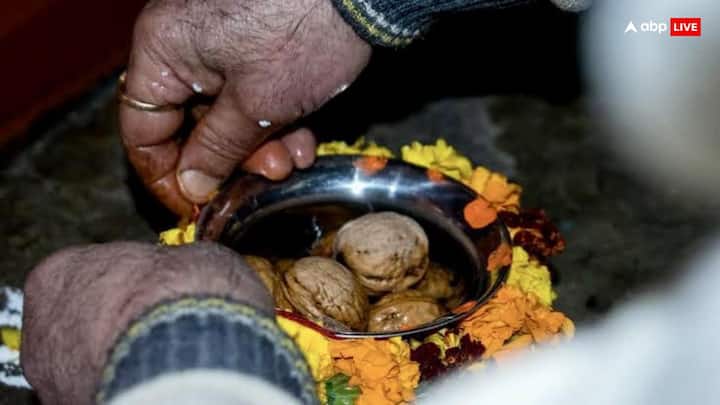 In Vatuk Puja, meat is given to God. Machhi is offered. Rogan Josh, Yakhni and Vegetarian dishes like Nadru Palak, Dum Aloo etc. are included. This worship is done only in the Kashmir Valley.