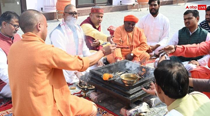 गोरक्षपीठाधीश्वर और उत्तर प्रदेश के मुख्यमंत्री योगी आदित्यनाथ ने महाशिवरात्रि के पावन पर्व पर बुधवार को रुद्राभिषेक कर देवाधिदेव महादेव से लोक मंगल और राष्ट्र कल्याण की प्रार्थना की.