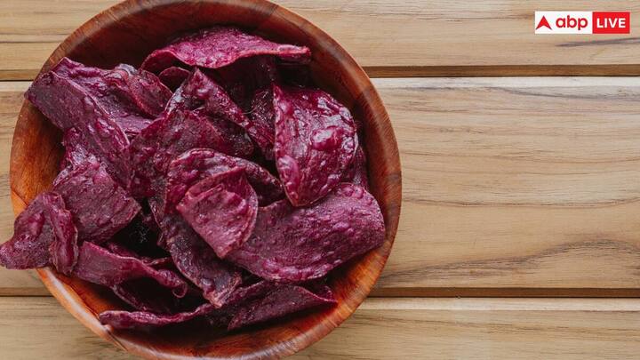 5 मध्यम आकार के चुकंदर, 1 कप किशमिश, 1/2 कप गुड़, एक चम्मच नींबू का रस. सबसे पहले चुकंदर को गुनगुने पानी से अच्छी तरह धो लें और फिर छील लें. छीलने के लिए आप पीलर का भी इस्तेमाल कर सकते हैं. इसके बाद चुकंदर को मध्यम आकार के टुकड़ों में काट लें.