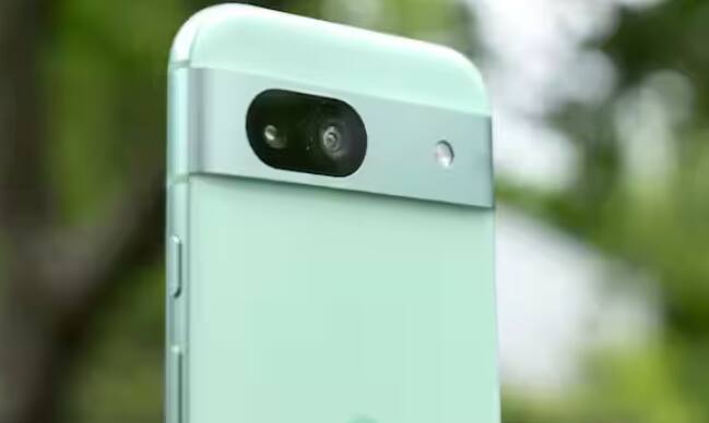 ਇਸ ਵਿੱਚ Google Tensor G4 ਚਿੱਪਸੈੱਟ, 8GB LPDDR5X ਰੈਮ, ਅਤੇ 128GB/256GB ਸਟੋਰੇਜ (UFS 3.1 ਤਕਨਾਲੌਜੀ) ਹੋ ਸਕਦੀ ਹੈ। ਇਹ Android 15 'ਤੇ ਚੱਲੇਗਾ ਅਤੇ 7 ਸਾਲਾਂ ਲਈ ਸਾਫਟਵੇਅਰ ਅਤੇ ਸੁਰੱਖਿਆ ਅਪਡੇਟਸ ਮਿਲਣ ਦੀ ਉਮੀਦ ਹੈ।