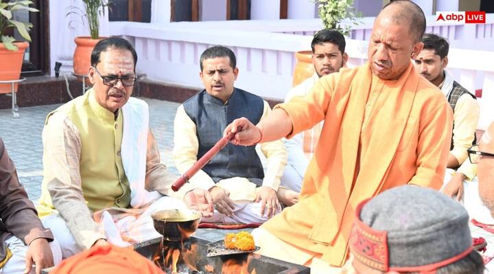 रुद्राभिषेक के बाद सीएम योगी ने हवन और आरती कर चराचर जगत के कल्याण के लिए आदियोगी महादेव से प्रार्थना की. अनुष्ठान का यह कार्य दो घंटे से अधिक समय तक चला.