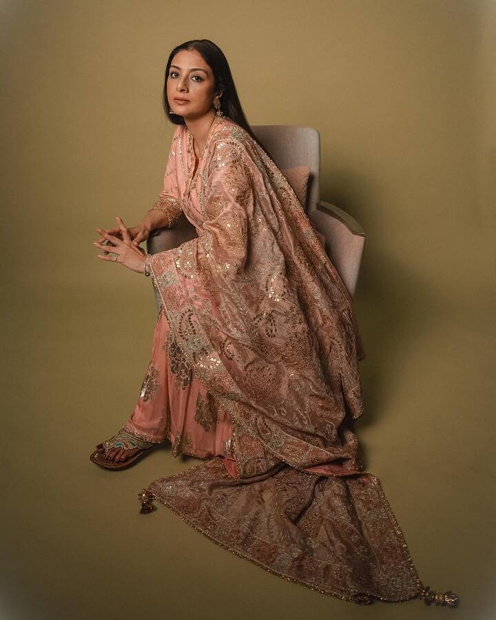 जब रेणू ने फिल्म को न करने की वजह पूछी तो तब्बू ने कहा- मुझे फिल्म की कहानी बहुत पसंद आई है. मैं रोई भी हूं लेकिन मैं 4 बच्चों की मां का किरदार नहीं निभाना चाहती हूं.