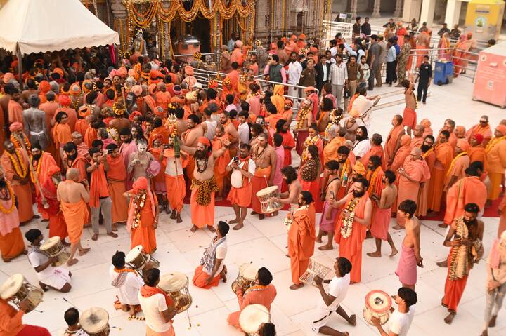 इसी क्रम में आज महाकुंभ से आए विभिन्न अखाड़े के साधु संत नागा शोभायात्रा के माध्यम से काशी विश्वनाथ मंदिर में दर्शन करने के लिए पहुंचे.