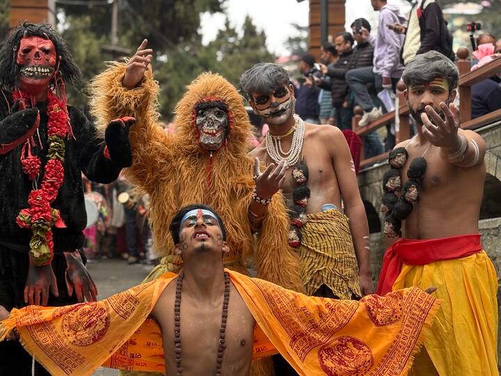 यह बारात पूरे शिमला का भ्रमण करते हुए राम मंदिर पहुंची. भगवान शिव और माता पार्वती के परिवार के सदस्यों को भी सभा की ओर से नियुक्त किया गया है. सनातन संस्कृति के अनुसार यह विवाह संपन्न होगा. विवाह सम्पन्न होने के बाद भगवान शिव और माता पार्वती वापस राधा कृष्ण मंदिर आएंगे.