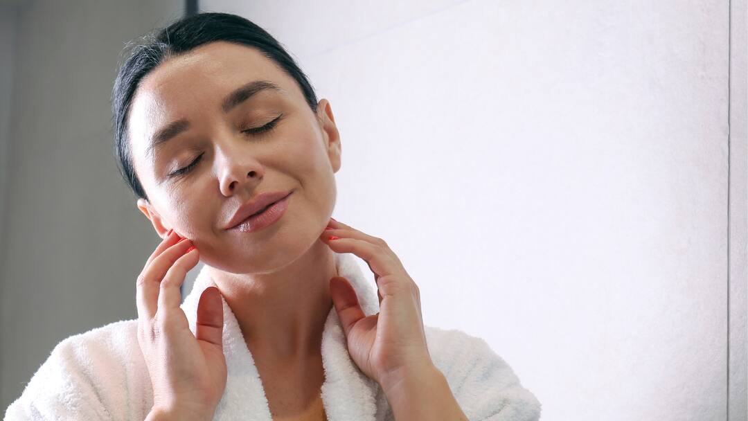 Transform Your Skin with These 5 Simple Pre-Bathing Face Rituals ન્હાતા પહેલાં લગાવો આ 5 વસ્તુઓ, મોંઘા સ્કિન કેર પ્રોડક્ટ્સની નહીં પડે જરૂર: ત્વચા થશે કુદરતી રીતે નરમ અને ચમકદાર