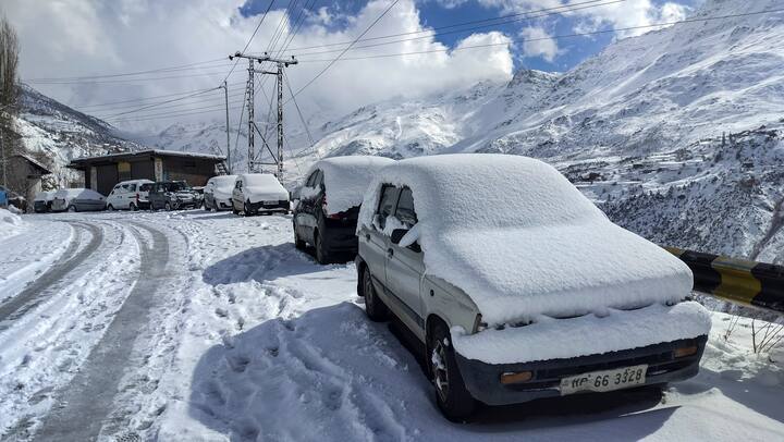 वहीं कश्मीर के ऊंचे इलाकों में आज ताजा बर्फबारी हुई, जबकि मैदानी इलाकों में मंगलवार को बारिश हुई, जिससे घाटी के निवासियों को काफी राहत मिली. अधिकारियों ने कहा कि गुलमर्ग और आसपास के इलाकों में ताजा बर्फबारी हुई, जबकि घाटी के अन्य हिस्सों में भी आज दोपहर बर्फबारी हुई.