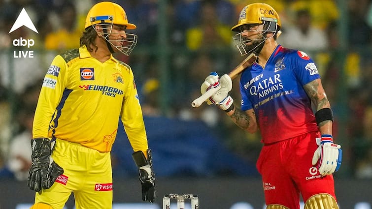 MS Dhoni finally opens up on text message to Virat Kohli after star batter left captaincy Dhoni On Kohli: কোহলি নেতৃত্ব ছাড়ার পর তাঁকে মেসেজ পাঠিয়েছিলেন? প্রথমবার মুখ খুললেন ধোনি