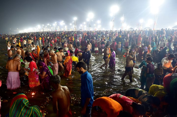 In the last royal bath of Mahakumbh on Mahashivaratri in Prayagraj, the people of devotees gathered. By 6 o'clock, about 1.5 crore people have taken a dip of faith.