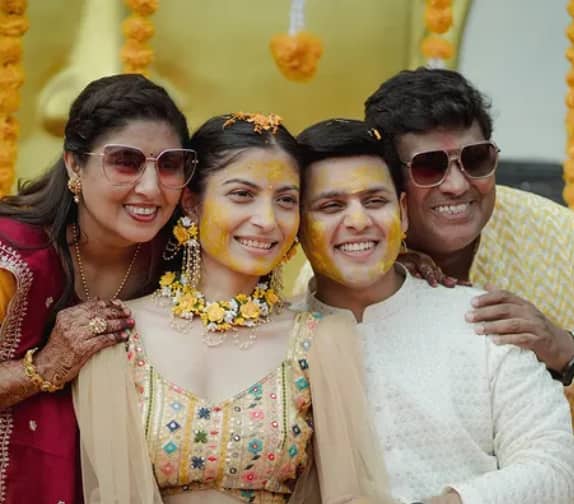 देव की बात करें तो वो टीवी के फेमस एक्टर हैं. उन्हें शो बालवीर से काफी फेम मिला था. वो बालवीर के कई सीजन में नजर आए. उन्होंने महिमा शनिदेव की भी किया था.