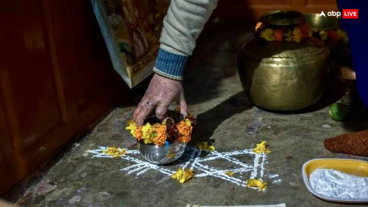 In such a way, many small pots are kept on the symbol of Ganesha and other deities. To the clumps of this matko